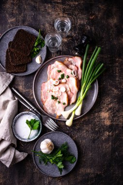 Dilimlenmiş domuz eti ya da yeşil soğanlı jambon.