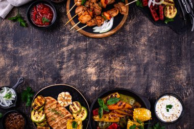 Çeşitli yaz ızgara bbq çeşitleri. Shashlik, ızgara sosis, sebze ve sos.