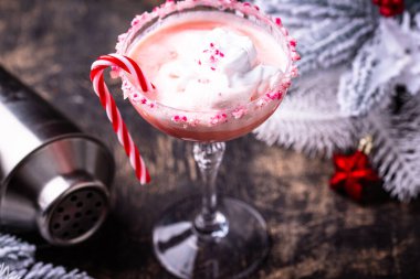 Noel içeceği, şeker kamışlı pembe naneli martini.