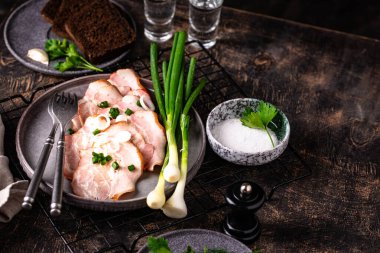 Dilimlenmiş domuz eti ya da yeşil soğanlı jambon.