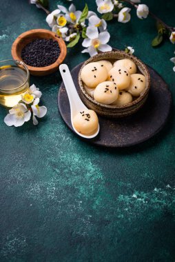 Çin Yeni Yıl kutlamaları için Tang Yuan pirinç köftesi.