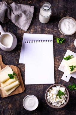 Süt ürünleri çeşitleri. Süt, süzme peynir, peynir, krema, tereyağı ve yoğurt