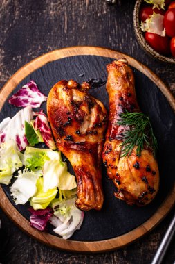 Kızarmış ya da sebzeli tavuk budu.