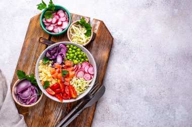 Sebze, somon ve kuskus ile dengeli beslenme çanağı.