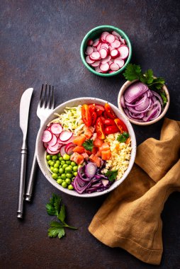 Sebze, somon ve kuskus ile dengeli beslenme çanağı.