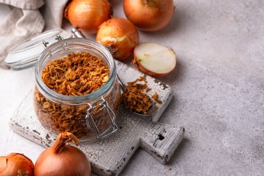 Koyu masada kıtır kıtır soğanlı kase.