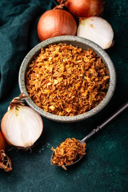 Yeşil masada kıtır kıtır soğanlı kase.