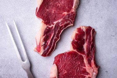 Çiğ sığır eti antrecot veya entrecot.