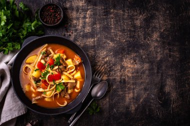 Geleneksel Özbek et ve sebzeli yemek sersemliği