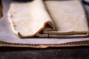 Çiğ donmuş puf böreği hamuru ve fırın malzemesi.