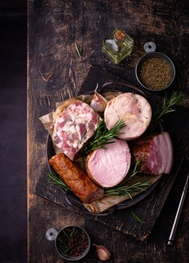 Farklı et çeşitleri, sosisler, jambon ve domuz eti.