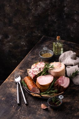 Farklı et çeşitleri, sosisler, jambon ve domuz eti.