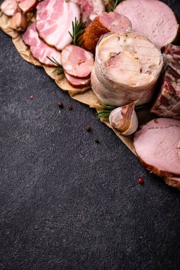 Farklı et çeşitleri, sosisler, jambon ve domuz eti.