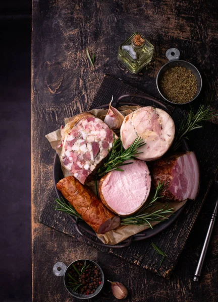 Farklı et çeşitleri, sosisler, jambon ve domuz eti.