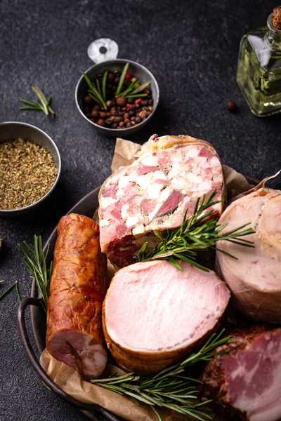 Farklı et çeşitleri, sosisler, jambon ve domuz eti.