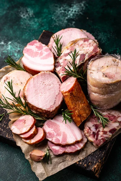 Farklı et çeşitleri, sosisler, jambon ve domuz eti.