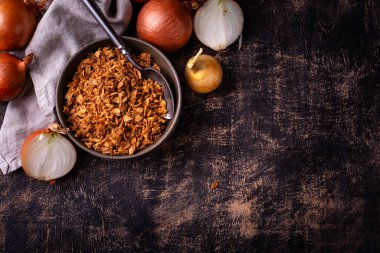 Koyu masada kıtır kıtır soğanlı kase.