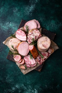 Farklı et çeşitleri, sosisler, jambon ve domuz eti.