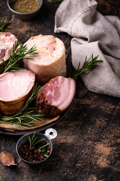 Farklı et çeşitleri, sosisler, jambon ve domuz eti.