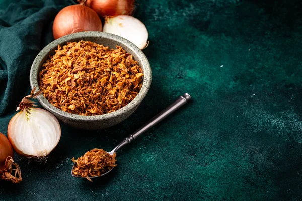 Koyu masada kıtır kıtır soğanlı kase.