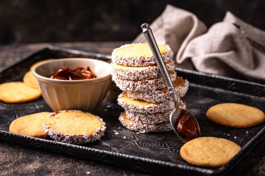 Dulce de leche ile Alfajore, geleneksel Arjantin ve İspanyol sandviç kurabiyeleri.
