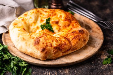 Peynirli Megrelian Khachapuri, geleneksel Gürcü mutfağı.