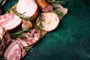 Farklı et çeşitleri, sosisler, jambon ve domuz eti.