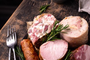 Farklı et çeşitleri, sosisler, jambon ve domuz eti.