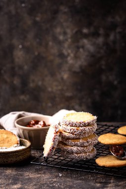 Dulce de leche ile Alfajore, geleneksel Arjantin ve İspanyol sandviç kurabiyeleri.