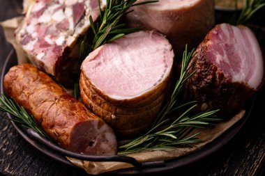 Farklı et çeşitleri, sosisler, jambon ve domuz eti.