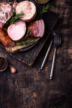 Farklı et çeşitleri, sosisler, jambon ve domuz eti.