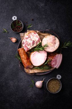 Farklı et çeşitleri, sosisler, jambon ve domuz eti.