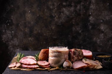 Farklı et çeşitleri, sosisler, jambon ve domuz eti.