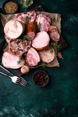 Farklı et çeşitleri, sosisler, jambon ve domuz eti.