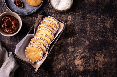 Dulce de leche ile Alfajore, geleneksel Arjantin ve İspanyol sandviç kurabiyeleri.