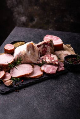 Farklı et çeşitleri, sosisler, jambon ve domuz eti.