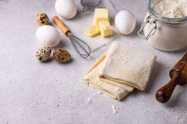 Çiğ donmuş puf böreği hamuru ve fırın malzemesi.