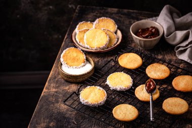 Dulce de leche ile Alfajore, geleneksel Arjantin ve İspanyol sandviç kurabiyeleri.