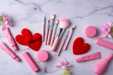 Kalp şeklinde makyaj süngeri olan sevgililer günü aşkı konsepti