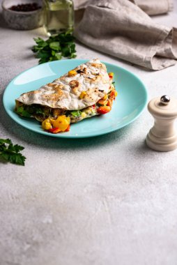 Meksika usulü sebze ve peynirli Quesadilla.