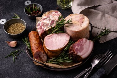 Farklı et çeşitleri, sosisler, jambon ve domuz eti.