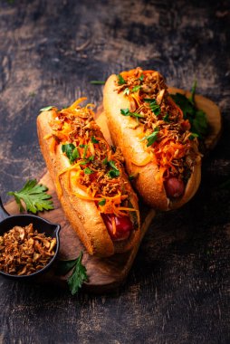 Geleneksel Amerikan sokak yemekleri sosisli ve vhavuç salatası.