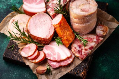 Farklı et çeşitleri, sosisler, jambon ve domuz eti.