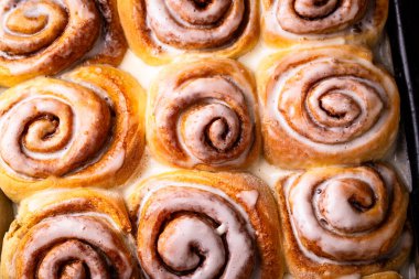 Tarçınlı taze ev yapımı çörekler. Cinnabon ruloları