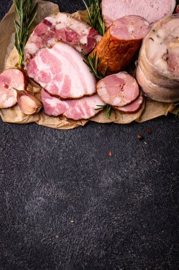 Farklı et çeşitleri, sosisler, jambon ve domuz eti.