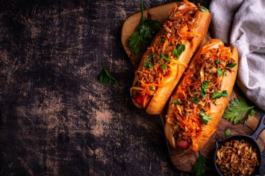 Geleneksel Amerikan sokak yemekleri sosisli ve vhavuç salatası.