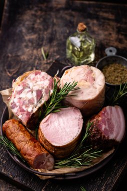 Farklı et çeşitleri, sosisler, jambon ve domuz eti.