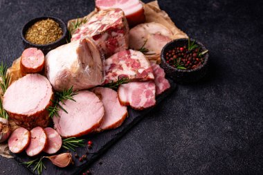 Farklı et çeşitleri, sosisler, jambon ve domuz eti.