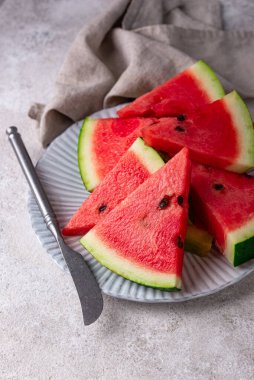 Taze sulu dilimlenmiş karpuz ışık arka planına yakın.