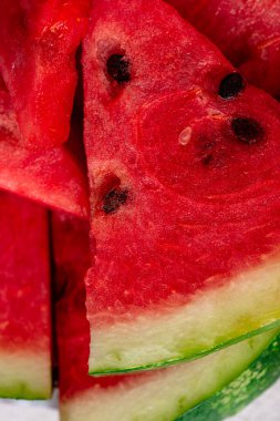 Taze sulu dilimlenmiş karpuz ışık arka planına yakın.